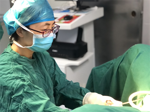 黄佼在手术中.png